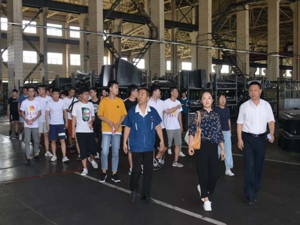 高校大学生来南宫电子游戏集团科普基地实际进建
